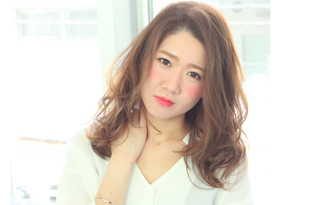 ツヤの出るヘアカラー、ベージュカラーと巻き髪スタイルオススメです！